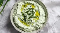 Dajiki na proljetni način s divljim češnjakom: jedan jednostavan korak za pripremu kremastog umaka.