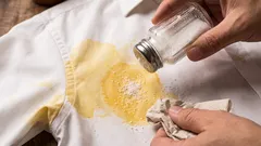 Kako ukloniti masne mrlje s odjeće: soda bikarbona i škrob kao domaći lijek