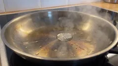 Tava se lijepi: kako je pravilno zagrijati i zašto kap vode označava idealnu temperaturu