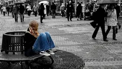 Zašto se osjećaš prazno nakon druženja: male navike koje otkrivaju da glumiš intimnost